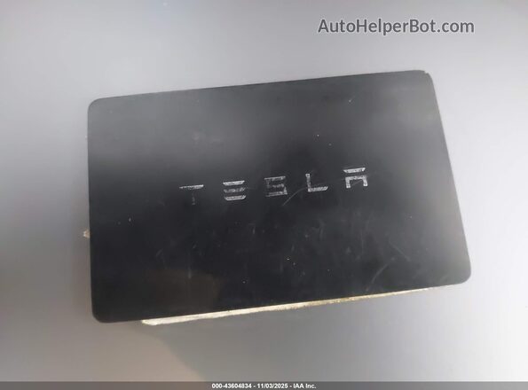 7SAYGDED1RF121204 2024 TESLA MODEL Y Gray წინა პანელის ხედი