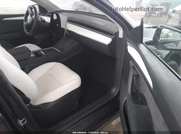 7SAYGDED1RF121204 2024 TESLA MODEL Y Gray წინა სალონის ხედი