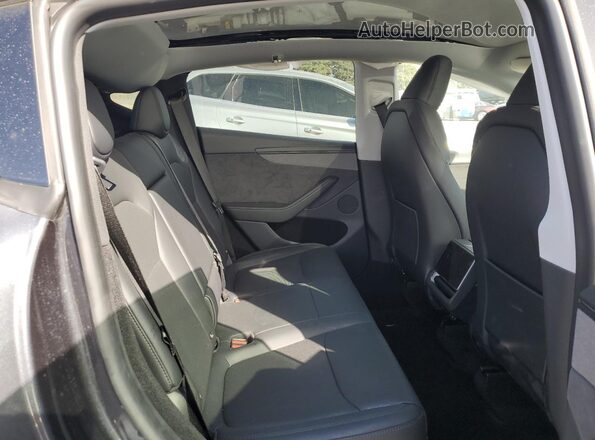 7SAYGDED2TF378699 2026 TESLA MODEL Gray Vista interior trasera