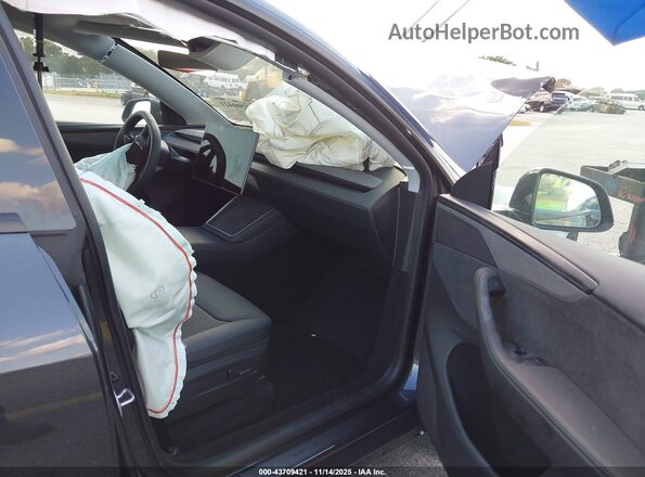7SAYGDED7TA579964 2026 TESLA MODEL Y Серый Вид салона спереди
