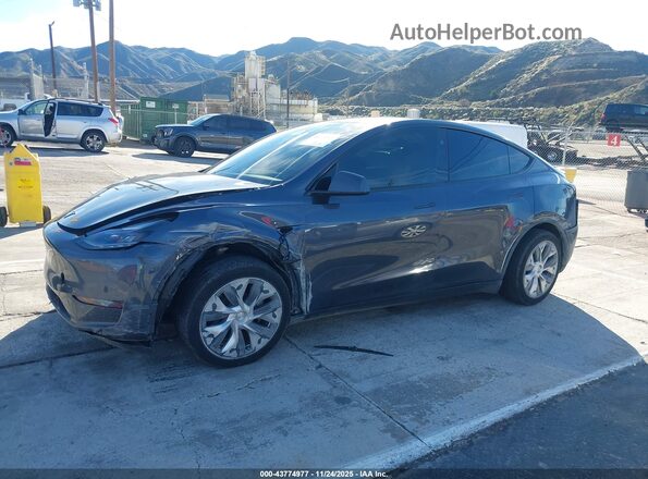 7SAYGDEE0RA216715 2024 TESLA MODEL Y Gray Vista tres cuartos delantera izquierda