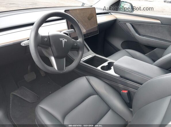 7SAYGDEE2RA258464 2024 TESLA MODEL Y Серый Вид салона спереди