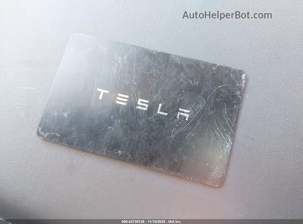 7SAYGDEE2RF166645 2024 TESLA MODEL Y Gray Առջևի վահանակի տեսք