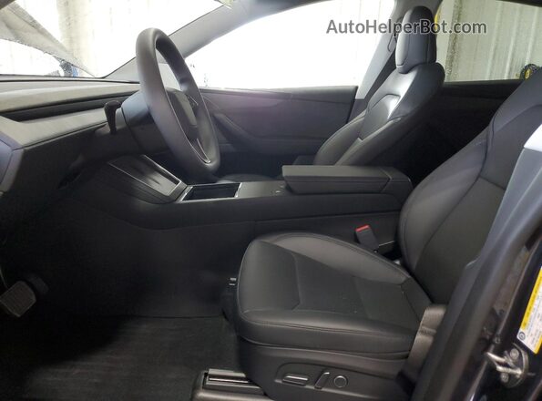 7SAYGDEE2TA384993 2026 TESLA MODEL Charcoal Widok wnętrza z przodu