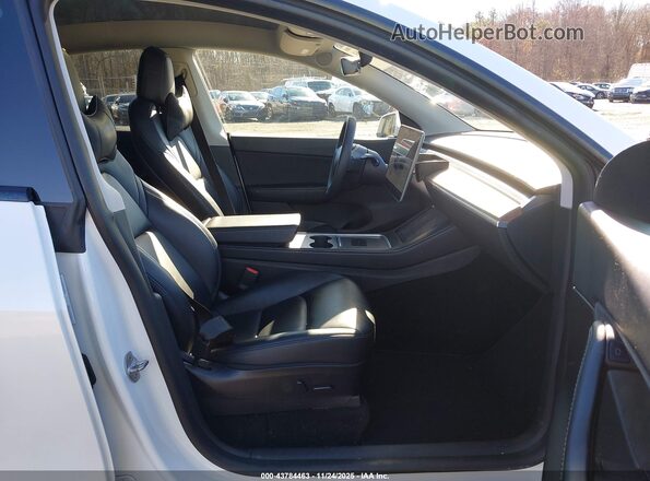 7SAYGDEE3NF376116 2022 TESLA MODEL Y White წინა სალონის ხედი