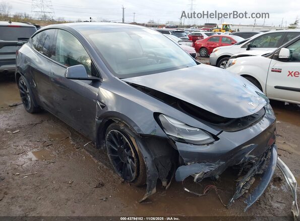 7SAYGDEE3PF708588 2023 TESLA MODEL Y Gray Widok z przodu