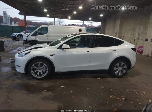7SAYGDEE3PF792413 2023 TESLA MODEL Y White Widok wnętrza z tyłu