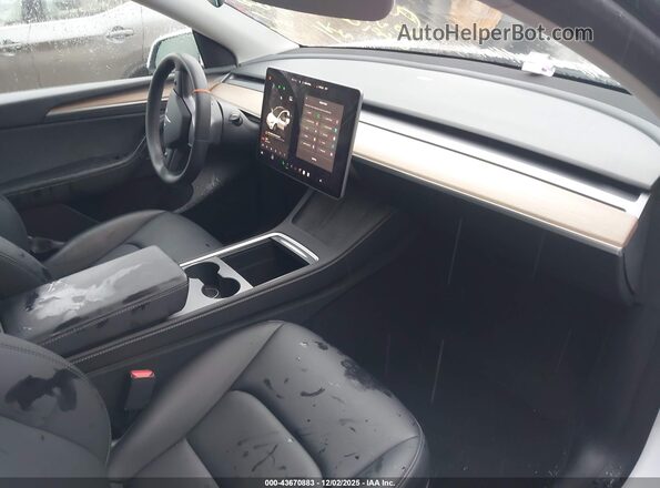 7SAYGDEE3PF792413 2023 TESLA MODEL Y White Widok wnętrza z przodu