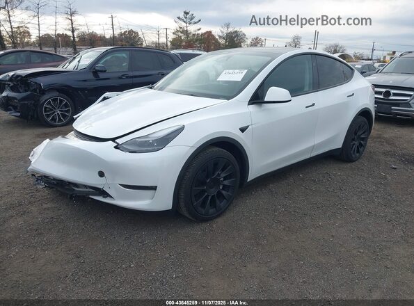 7SAYGDEE3RA259090 2024 TESLA MODEL Y White Առջևի ձախ երեք քառորդ տեսարան
