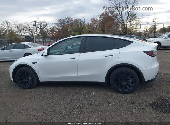 7SAYGDEE3RA259090 2024 TESLA MODEL Y White Սալոնի 360 աստիճան տեսք