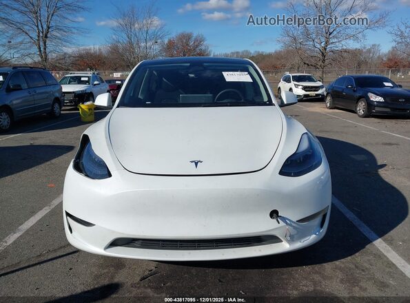 7SAYGDEE3SF223490 2025 TESLA MODEL Y White Vista del salpicadero