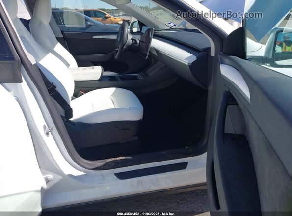 7SAYGDEE4RA267781 2024 TESLA MODEL Y White Widok wnętrza z przodu