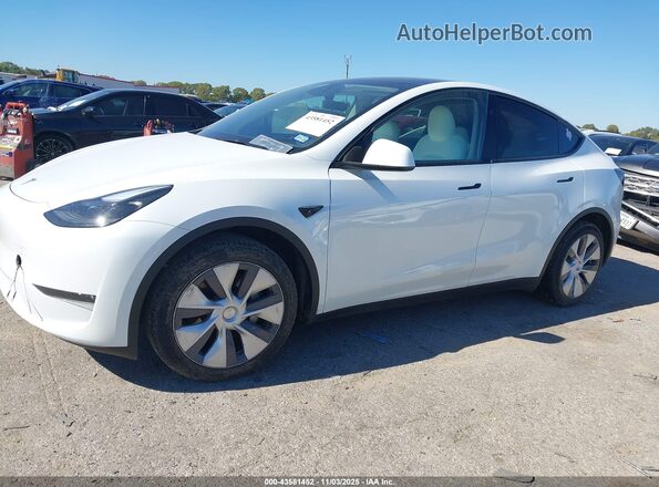 7SAYGDEE4RA267781 2024 TESLA MODEL Y White Widok wnętrza z tyłu
