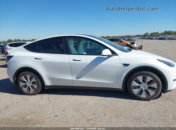 7SAYGDEE4RA267781 2024 TESLA MODEL Y White Widok zestawu wskaźników