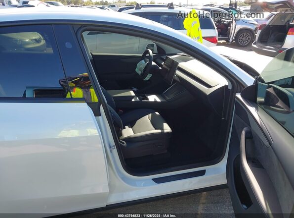 7SAYGDEE4TA496114 2026 TESLA MODEL Y White Vista interior delantera