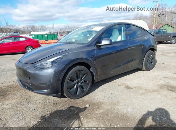 7SAYGDEE6RA321209 2024 TESLA MODEL Y Gray Vista tres cuartos delantera izquierda