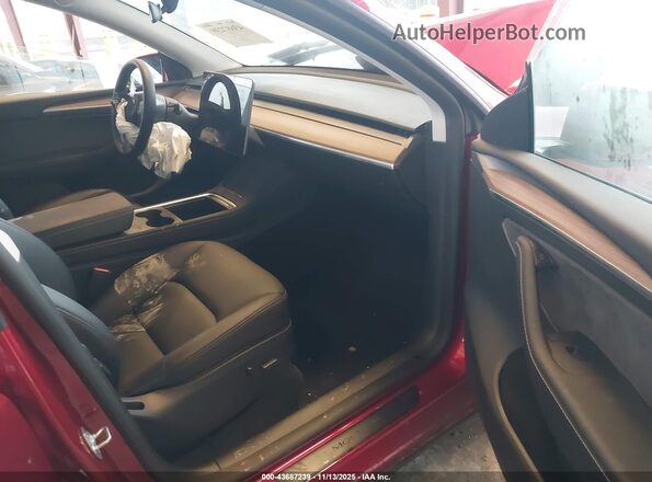 7SAYGDEE6SF237450 2025 TESLA MODEL Y Красный Вид салона спереди