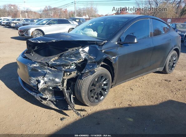 7SAYGDEE8RA237988 2024 TESLA MODEL Y Черный Передняя левая четверть