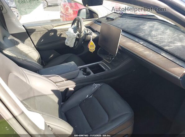7SAYGDEE9PA151523 2023 TESLA MODEL Y Black Widok wnętrza z przodu