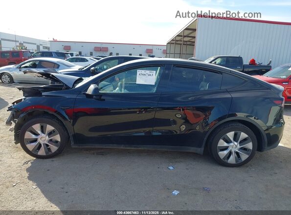 7SAYGDEE9PA151523 2023 TESLA MODEL Y Black Widok wnętrza z tyłu