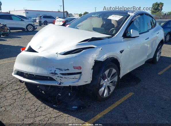 7SAYGDEE9RF090860 2024 TESLA MODEL Y White Առջևի ձախ երեք քառորդ տեսարան