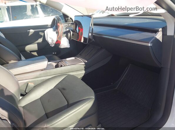 7SAYGDEE9RF090860 2024 TESLA MODEL Y White Սալոնի դիմացի տեսք