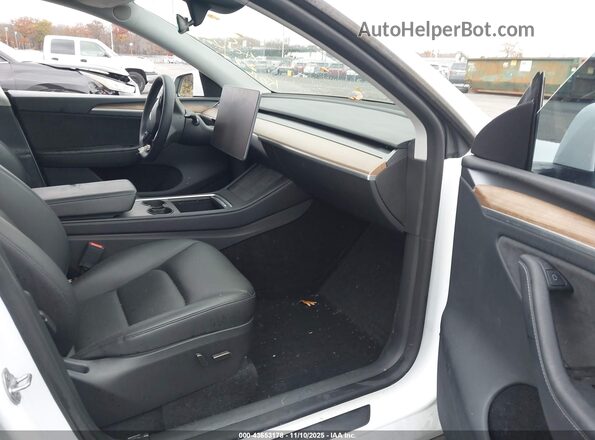 7SAYGDEEXRA278932 2024 TESLA MODEL Y White Widok wnętrza z przodu
