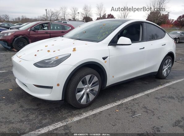 7SAYGDEEXRA278932 2024 TESLA MODEL Y White Przód lewy