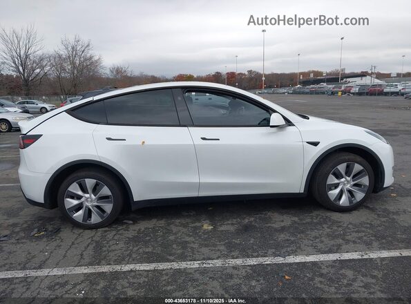 7SAYGDEEXRA278932 2024 TESLA MODEL Y White Widok wnętrza z tyłu