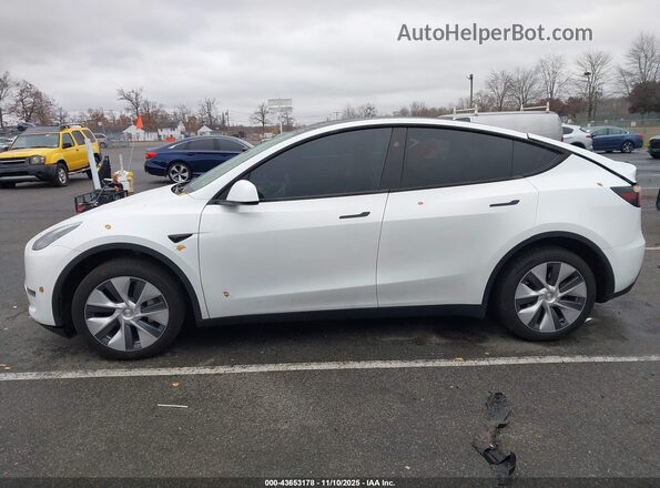 7SAYGDEEXRA278932 2024 TESLA MODEL Y White Widok wnętrza 360 stopni
