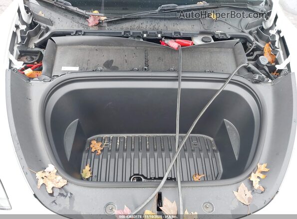 7SAYGDEEXRA278932 2024 TESLA MODEL Y White Widok z tyłu