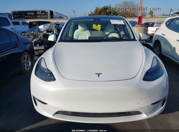 7SAYGDEF0NF488560 2022 TESLA MODEL Y White Widok wnętrza z tyłu