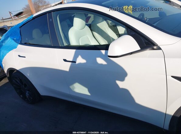 7SAYGDEF0NF488560 2022 TESLA MODEL Y White Widok wnętrza 360 stopni