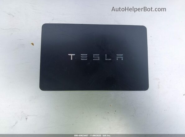 7SAYGDEF1PF924285 2023 TESLA MODEL Y Red Widok deski rozdzielczej