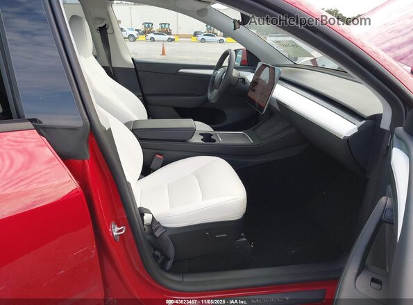 7SAYGDEF1PF924285 2023 TESLA MODEL Y Red Widok wnętrza z przodu