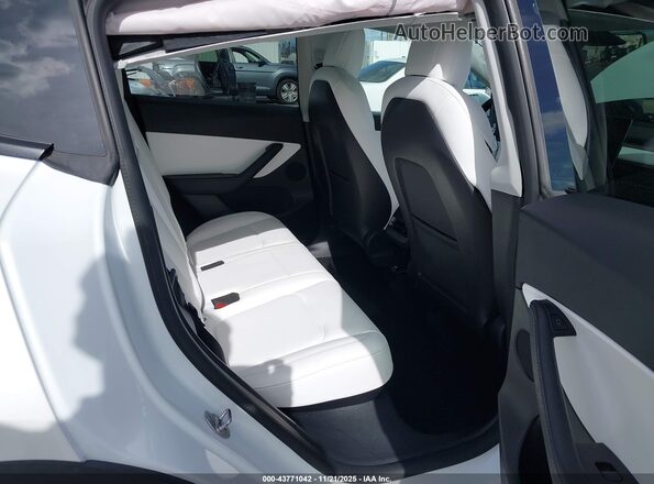 7SAYGDEF5NF409819 2022 TESLA MODEL Y White 