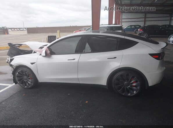 7SAYGDEF6RF107770 2024 TESLA MODEL Y White Rear interior view