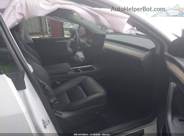 7SAYGDEF6RF107770 2024 TESLA MODEL Y White Front interior view