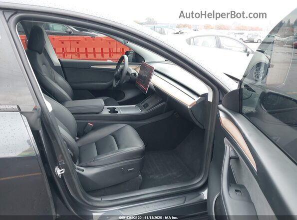 7SAYGDEF8RF089515 2024 TESLA MODEL Y Gray წინა სალონის ხედი