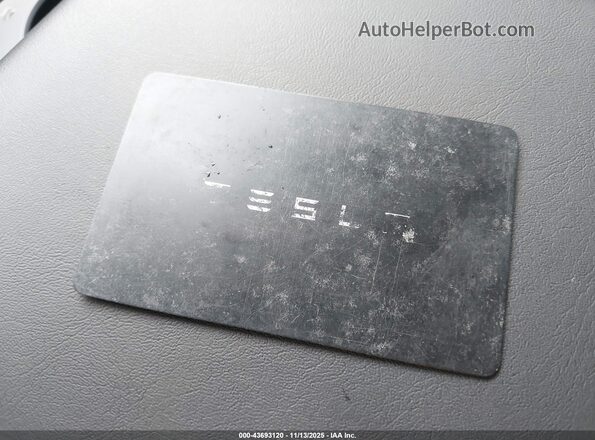 7SAYGDEF8RF089515 2024 TESLA MODEL Y Gray წინა პანელის ხედი