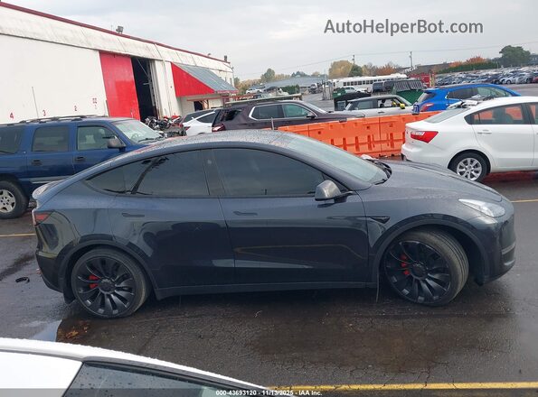 7SAYGDEF8RF089515 2024 TESLA MODEL Y Gray უკანა სალონის ხედი