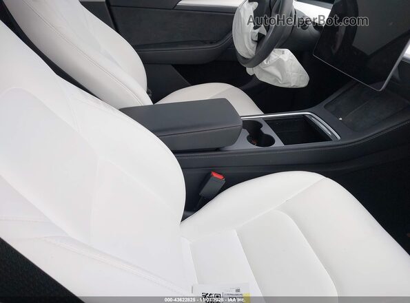 7SAYGDEF9RA265727 2024 TESLA MODEL Y Brown Front interior view
