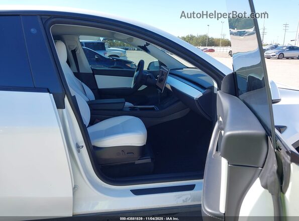 7SAYGDEFXNF372072 2022 TESLA MODEL Y White Vista interior delantera