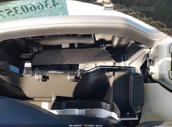 7SVAAABA2RX042516 2024 TOYOTA SEQUOIA White Widok tylnych siedzeń