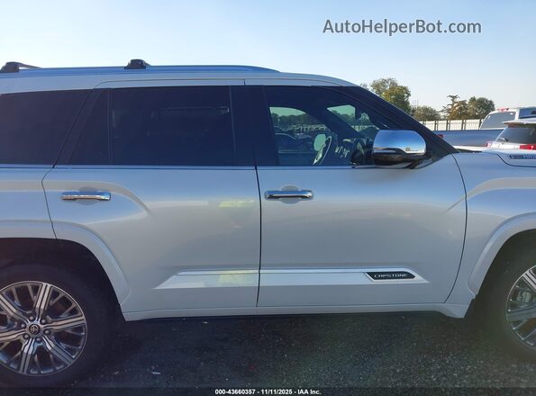 7SVAAABA2RX042516 2024 TOYOTA SEQUOIA White Widok wnętrza 360 stopni