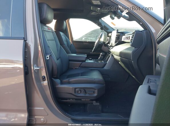 7SVAAABA4SX054320 2025 TOYOTA SEQUOIA Brown წინა სალონის ხედი