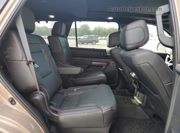 7SVAAABA6SX060670 2025 TOYOTA SEQUOIA Tan Vista interior trasera