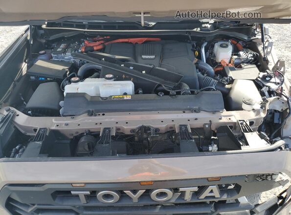 7SVAAABA6SX060670 2025 TOYOTA SEQUOIA Tan Vista del compartimento del motor