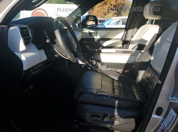 7SVAAABA9PX018145 2023 TOYOTA SEQUOIA Silver Widok wnętrza z przodu