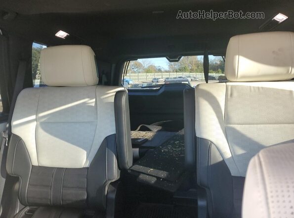 7SVAAABA9PX018145 2023 TOYOTA SEQUOIA Silver Widok tylnych siedzeń